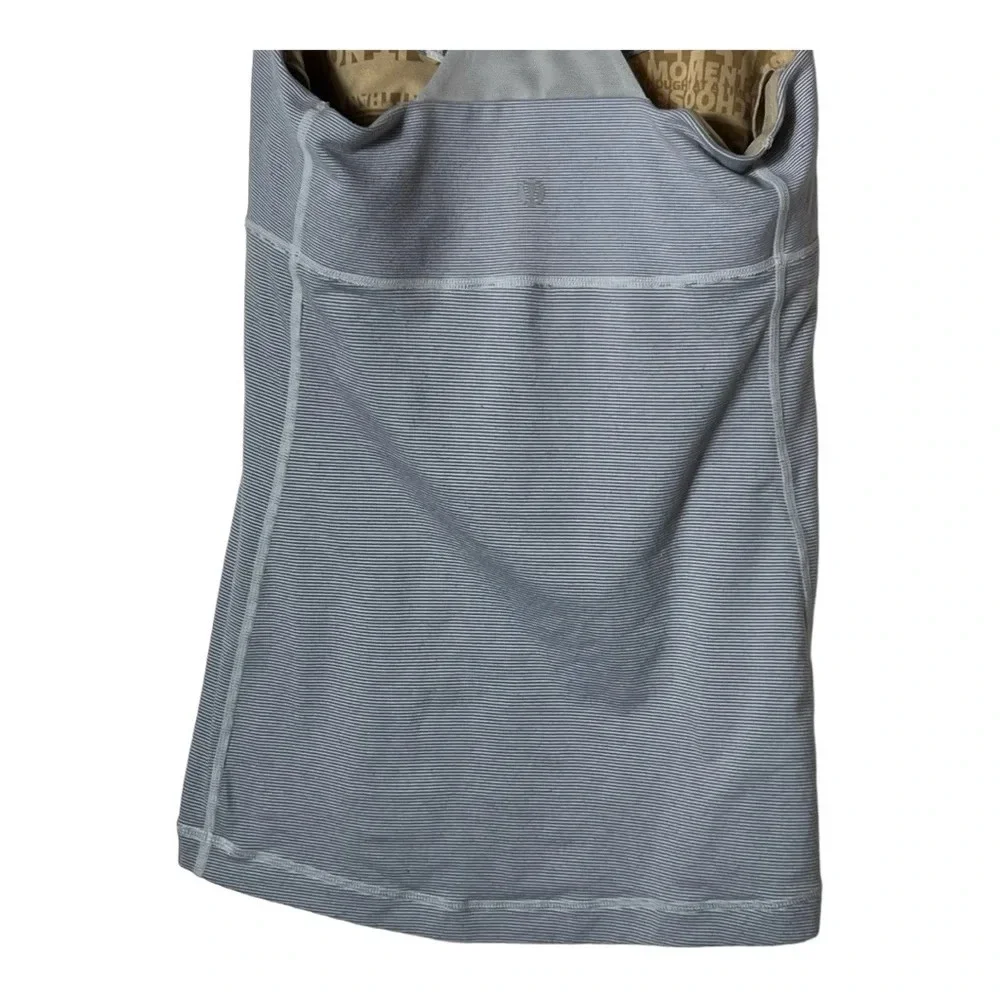 1828. LULULEMON GRAY AND WHITE WEE STRIPE BEACHY FLORAL PRINT SIZE 6 ALTHLETIC‎